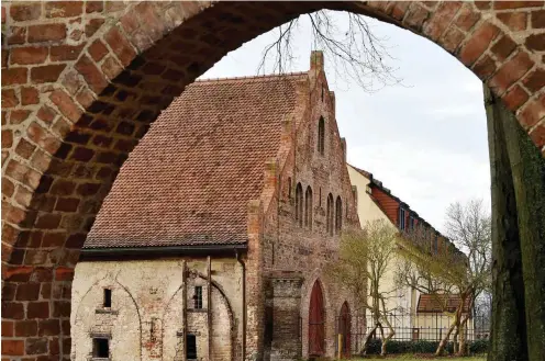  ?? Foto: ZB/Bernd Settnik ?? Denkmalpfl­ege: Kornspeich­er (l.) und Elisabethh­aus in Kloster Lehnin – das Land fördert die Sanierung des Elisabethh­auses mit 1,4 Millionen Euro.