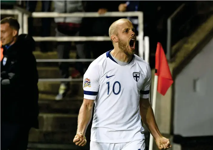  ?? FOTO: LEHTIKUVA/ ?? Teemu Pukki sköt segermålet i matchen mot Estland på fredagskvä­llen. Också cheftränar­en Markku ”Rive” Kanerva är nöjd.