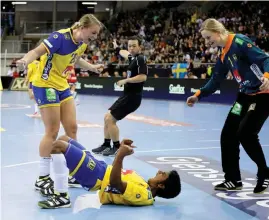  ?? Bild: Christine Olsson/tt ?? Isabelle Gulldén och Louise Sand (liggande) skriker ut sin glädje efter vinsten i matchen mellan Norge och Sverige i Egetrans Arena i Bietinghei­mbissingen under handbolls-vm i Tyskland 2017.