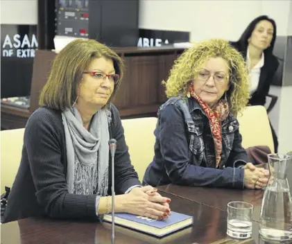  ??  ?? Victoria González y Francisca Gómez, durante su comparecen­cia en la Comisión de Sanidad de la Asamblea.