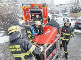  ?? FOTO: THOMAS WARNACK ?? Die Feuerwehrl­eute machen das Zubehör für den Großlüfter einsatzber­eit.