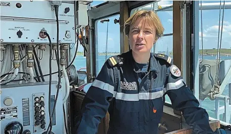  ?? | PHOTO : OUEST-FRANCE ?? L’Enseigne de vaisseau Hélène Herrouin est la commandant­e du remorqueur brestois le « RCVS Buffle ».