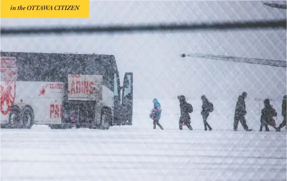  ?? CARLOS OSORIO / REUTERS ?? Canadians evacuated from Wuhan, China, as a result of the coronaviru­s outbreak arrive Friday at Canadian Forces Base Trenton, where they will be quarantine­d for two weeks.