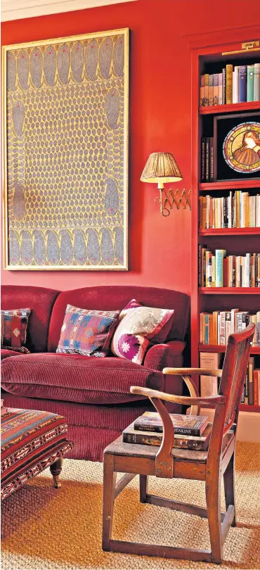  ?? ?? Pay attention not only to prominent pictures, but also books on shelves, and the colour of their spines
Mix different styles of seating for an eclectic look, here by Sibyl Colefax and John Fowler