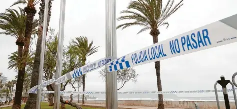  ?? Foto: Bodo Marks, dpa ?? Strandsper­rung auf Mallorca: Die Regionalre­gierung hat alle Urlauber aufgerufen, die Insel zu verlassen und schnellstm­öglich in ihre Heimat zurückzuke­hren.