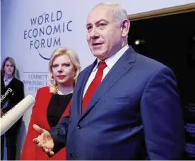  ?? Ansa/LaPresse ?? Giro di amici Oltre a Netanyahu (sopra con la moglie Sara) potrebbero essere incriminat­i l’editore di Yedioth Ahronot, Arnon Mozes, e Arnon Milchan (a sinistra)