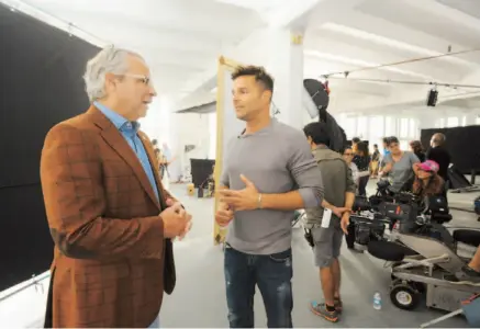  ??  ?? En primer plano, Ricky Martin, durante la filmación del comercial de la tienda Falabella, ,junto a Alberto Bacó.