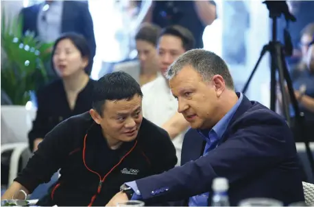  ??  ?? WITH CHINESE magnate Jack Ma Yun at Jerusalem Venture Partners in the capital.