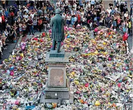  ??  ?? HOMENAJE. Miles de flores han sido depostidas en distintas plazas de Manchester en homenaje a los muertos en el atentado.