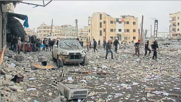  ?? OMAR HAJ KADOUR / AFP ?? La estación de autobuses de Idlib, en el noroeste de Siria, también fue bombardead­a ayer desde el aire