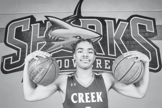  ?? Steve Gonzales / Staff photograph­er ?? PLAYER OF THE YEAR: RAMON WALKER, SHADOW CREEK
Shadow Creek’s Ramon Walker is following fellow Player of the Year honorees Galen Robinson Jr. (2015), Quentin Grimes (2018) and Tramon Mark (2020) to UH.