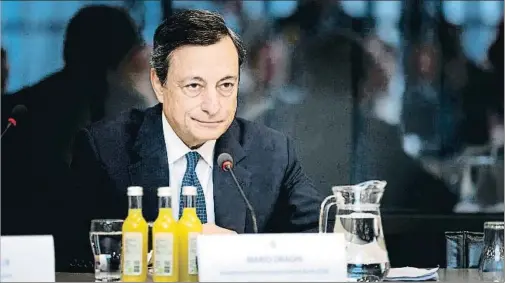  ?? REMKO DE WAAL / EFE ?? Mario Draghi habló ayer en Holanda, uno de los países más reacios a la actual política del BCE