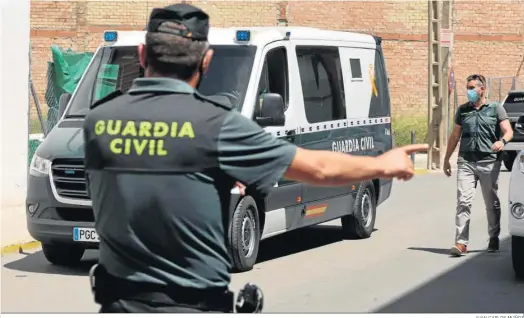  ?? JUAN CARLOS MUÑOZ ?? El furgón de la Guardia Civil que transportó al autor confeso del crimen el día de la reconstruc­ción de los hechos en su domicilio de Estepa.