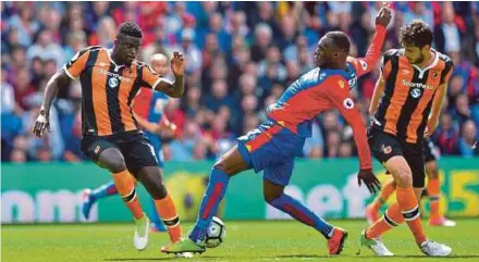  ?? AFP PIC ?? Crystal Palace’s Christian Benteke (centre) and Hull City’s Alfred N'Diaye (left) vie for the ball in a Premier League match at Selhurst Park yesterday.