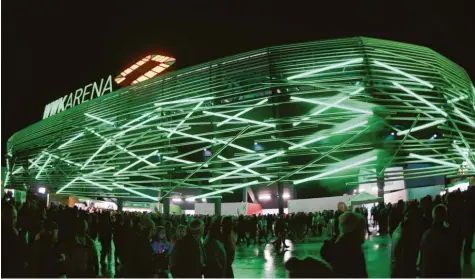  ?? Foto: Ulrich Wagner ?? Wenn der FCA gewinnt, erstrahlt die WWK-Arena in grünem Licht. Dies war bisher aber nur drei Mal der Fall.