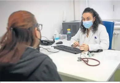  ?? ?? Un paciente realiza una prueba de espirometr­ía ante la mirada de la enfermera.
La doctora Beatriz Jiménez atiende a una paciente en la Unidad Post-Covid del Hospital Virgen de las Nieves.