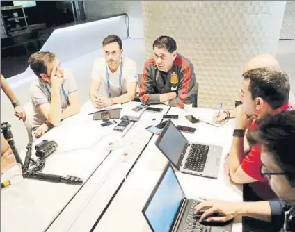  ?? FOTO: SIRVENT ?? Fernando Hierro conversa con la prensa El selecciona­dor español prepara a conciencia el partido ante Irán