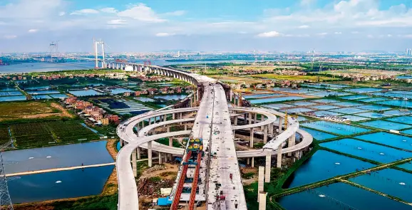 ??  ?? Le 20 novembre 2018, le second pont de Humen, passage important de la Baie Guangdong-Hong Kong-Macao, traverse la rivière des Perles.