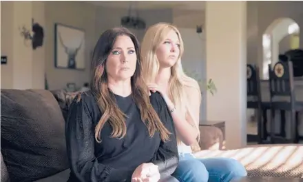  ?? BRANDON THIBODEAUX/THE NEW YORK TIMES ?? Elizabeth Dillender and her daughter, Kristin, at their Texas home. Dillender’s son, Kade Webb, overdosed and died.