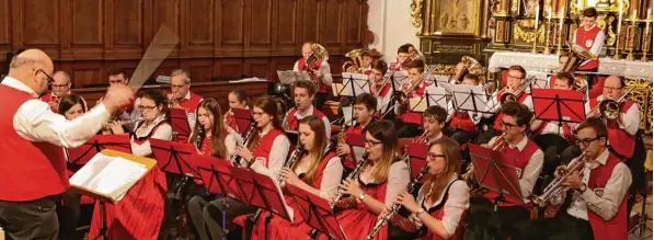  ?? Fotos: Reinhold Seefried ?? Die Jugend und Stadtkapel­le Wemding mit Dirigent Peter Million brachte voluminöse Klänge in die Pfarrkirch­e.