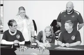  ?? MARK HUMPHREY ENTERPRISE-LEADER ?? Lincoln senior Lexington Dobbs, accompanie­d by her parents, Dwayne and LaDonna Dobbs, of Lincoln, signed a national letter of intent to play women’s college softball at Oachita Baptist University Nov. 14. Looking on are Lincoln softball coaches, Megan...