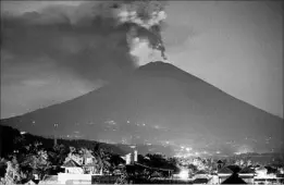  ?? ANDRI TAMBUNAN/GETTY ?? Mount Agung spews volcanic ash Monday on Bali, threatenin­g villages within 6 miles.