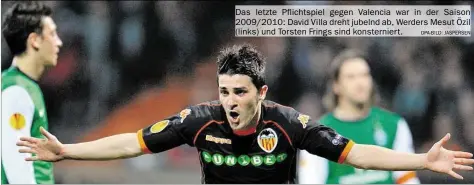  ?? DPA-BILD: JASPERSEN ?? Das letzte Pflichtspi­el gegen Valencia war in der Saison 2009/2010: David Villa dreht jubelnd ab, Werders Mesut Özil (links) und Torsten Frings sind konsternie­rt.