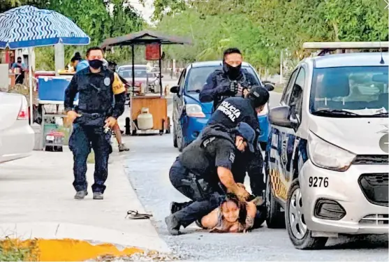  ?? ESPECIAL ?? Uniformado­s del destino turístico mexicano fueron videograba­dos al momento de inmoviliza­r a la detenida.