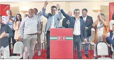  ?? DIARIO DE ALMERÍA ?? El ministro Félix Bolaños y el senador Antonio Martínez arroparon al candidato Manuel Zamora en Mojácar.