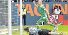  ?? FOTO: DPA ?? Ball im Tor, Fabian Giefer am Boden – ein gebrauchte­r Tag.