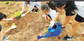  ??  ?? 지난해 ‘학교텃밭 활동’ 프로그램에참여한인천­계수중학교학생들이직­접심은작물에물을주고 있다. [사진=농림축산식품부 제공]