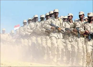  ?? SALEH AL-OBEIDI / AFP ?? Desfile de fuerzas yemeníes proguberna­mentales ayer en el aeropuerto de Mukalla