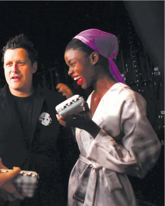  ?? (Eric Thayer/Reuters) ?? ISAAC MIZRAHI talks with models backstage during New York Fashion Week in 2010.