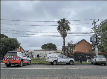  ?? PHOTO: DUBBO PHOTO NEWS. ?? Darling Street in North Dubbo looked like a scene out of a movie as police swarmed a block of units, looking for a 28-year-old man who’d allegedly evaded them in a pursuit a short time earlier.