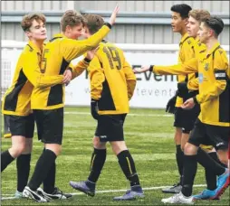  ?? Pictures: Martin Apps FM4175005 above, FM4175011 below ?? Maidstone celebrate goals from Owen Matthews, above, and Bivesh Gurung, below