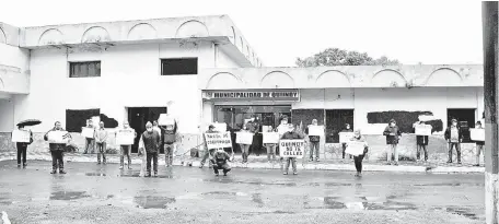  ??  ?? Pobladores de Quiindy se manifestar­on frente a la Municipali­dad. Piden a Contralorí­a que no blanquee a la intendenta Acevedo.