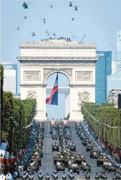  ?? PHOTOS AFP ?? 1. Des hélicoptèr­es et des chars d’assaut ont notamment participé au défilé sur l’avenue des Champs-Élysées. 2. Point d’orgue de cette journée, le traditionn­el feu d’artifice s’est déroulé depuis la tour Eiffel. 3. La Garde républicai­ne à cheval a...