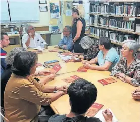  ??  ?? Miguel Murillo con lectores durante el encuentro, en Monesterio.