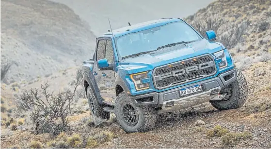  ??  ?? F-150 Raptor. La pickup más extrema está equipada con un motor EcoBoost 3.5 litros, bi-turbo, de 456 caballos. Cuesta 85.000 dólares.