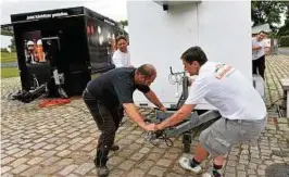  ??  ?? Die Verkaufsst­ände für das City-Sommer-Kino im Hofwiesenp­ark werden in Position gebracht. Foto: Peter Michaelis