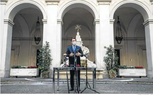  ?? ANGELO CARCONI / EFE ?? El primer ministro italiano, Giuseppe Conte, ofrece una rueda de prensa en el Palacio Chigi, ayer en Roma.