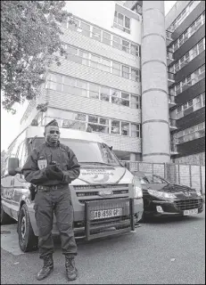  ?? MICHEL EULER / ASSOCIATED PRESS ?? A French policeman stands guard outside the headquarte­rs of the satirical weekly Charlie Hebdo in Paris on Wednesday. Police took up positions outside the offices of the paper that published crude caricature­s of the Prophet Muhammad on Wednesday that...