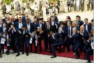  ?? (Photo AFP/L. Bonaventur­e) ?? Tapis rouge à l’Élysée avec le président de la République, Emmanuel Macron.