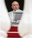  ??  ?? Papst Franziskus im Juni während des Angelus‰Mittagsgeb­etes am Petersplat­z.