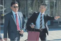  ?? FOTO: MANEL MONTILLA ?? Hiroshi Mikitani, saliendo del Hotel W cazado por MD