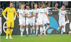  ?? FOTO: FEDERICO GAMBARINI/DPA ?? Gegen Bielefeld gab es Grund zum Jubel, nun muss der Sieg Lust auf mehr machen: Borussias Spieler nach dem 2:1 durch Lars Stindl.