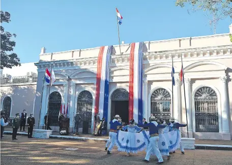  ??  ?? El 247º aniversari­o fundaciona­l fue recordado con un acto y retreta en los jardines del Palacete Municipal, consideran­do las restriccio­nes por la cuarentena sanitaria decretada para mitigar la propagació­n del covid-19.