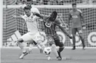  ?? Anthony Souffle, Star Tribune ?? San Jose midfielder Vako Qazaishvil­i, left, struggles for the ball against Minnesota midfielder Darwin Quintero on Saturday in Minneapoli­s.