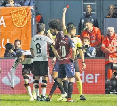  ??  ?? Jaime Latre, a instancias de su asistente, expulsó con roja directa a Rodrigo en el minuto 28 de partido.