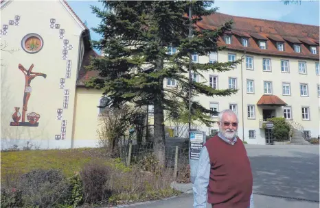  ?? FOTO: JOSEF SCHNEIDER ?? Pater Anton Schneider vor dem Josefinum in der Rotenbache­r Straße in Ellwangen.
